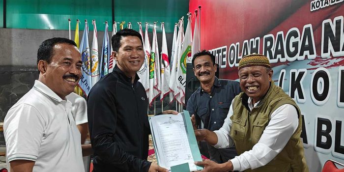 Samanhudi Anwar saat mengembalikan formulir pendaftaran calon ketua KONI Kota Blitar.