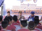 Kapolres Lamongan AKBP Arif Fazlurrahman memberikan edukasi kepada santri.