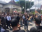 Massa MAKI saat demo di Kantor KONI Kota Blitar.