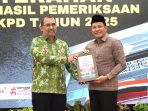 Bupati Sidoarjo Subandi saat menerima penghargaan opini WTP. (Foto: Ist/Diskominfo Sidoarjo) Bupati Sidoarjo Subandi saat menerima penghargaan opini WTP. (Foto: Ist/Diskominfo Sidoarjo)