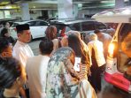Mentan Andi Amran Sulaiman saat berada di RSUD Pasar Minggu melayat jenazah Haerul Saleh, anggota BPK RI.