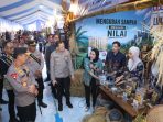 Kapolri Jenderal Pol Listyo Sigit Prabowo melihat stand UMKM binaan Polres Gresik.