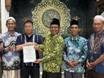 Zhang Xuhao (dua dari kiri) usai membaca dua kalimat syahadat di Masjid Agung Gresik.