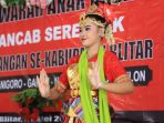 Penari Emprak saat menampilkan tariannya.