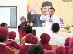 Menteri Koordinator Bidang Politik dan Keamanan Republik Indonesia Djamari Chaniago saat melakukan kunjungan kerja ke Sekolah Rakyat Dasar (SRD) 4 Kabupaten Lombok Barat.