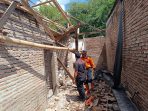 Petugas BPBD Jember melakukan peninjauan rumah rusak di Kecamatan Patrang. (Ist)