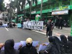 Unjuk rasa PMII Blitar di kampus UNU Blitar. Calvin BT)