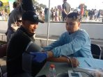 Para buruh melakukan donor darah di Alun-alun Jember. (Ist)