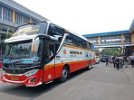 Aktivitas bus di Terminal Purabaya hilir mudik. (Foto: Achmad Adi Nurcahya) Aktivitas bus di Terminal Purabaya hilir mudik. (Foto: Achmad Adi Nurcahya)
