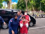bank jatim Pasutri inisial DAW dan WDP, tersangka pembobol kas Bank Jatim Nganjuk, digelandang petugas Kejari Nganjuk.(Agus Katyono)