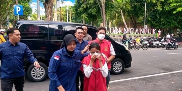 Pasutri inisial DAW dan WDP, tersangka pembobol kas Bank Jatim Nganjuk, digelandang petugas Kejari Nganjuk.(Agus Katyono)