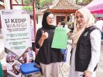 Bupati Banyuwangi, Ipuk Fiestiandani saat bertemu warga yang mengurus perizinan lewat Sikedipwangi.