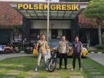 Petugas Polsek Gresik mengamankan barang bukti motor curian.