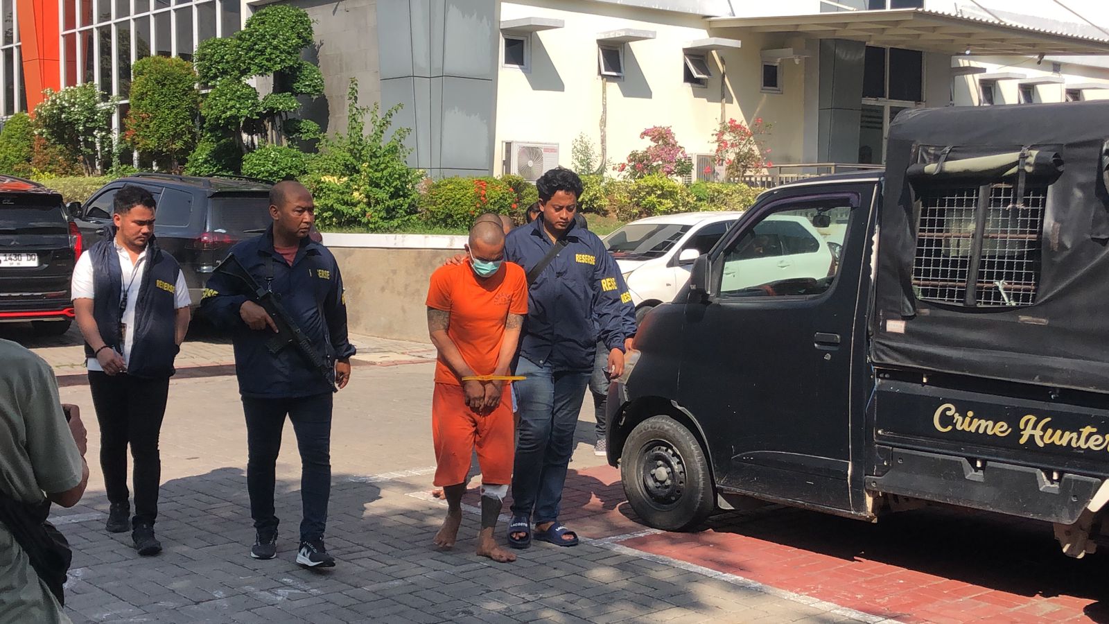 Tersangka Moch. Sodikin digiring di Mapolres Gresik.