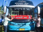 Pemasangan stiker oleh Kepala Dinas Perhubungan NTB Ervan Anwar.