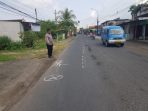 Petugas saat olah TKP.