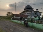Masjid Baitul Hamdi di Desa Besuki, Sidoarjo yang menjadi saksi bisu tragedi lumpur Lapindo. Masjid Baitul Hamdi di Desa Besuki, Sidoarjo yang menjadi saksi bisu tragedi lumpur Lapindo.