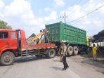 Evakuasi truk tronton yang mengalami rem blong di Menganti, Gresik.
