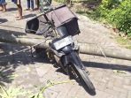 Kondisi kendaraan milik korban usai tertimpa tiang listrik di Jember. (Ist)