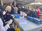 Pelaksanaan tes urine di Lapas IIB Blitar.
