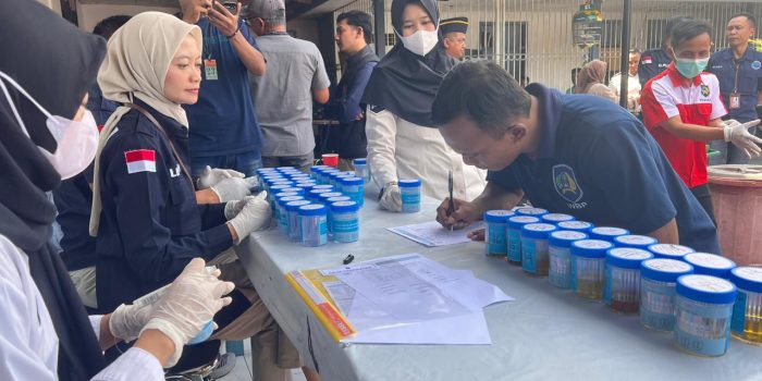 Pelaksanaan tes urine di Lapas IIB Blitar.