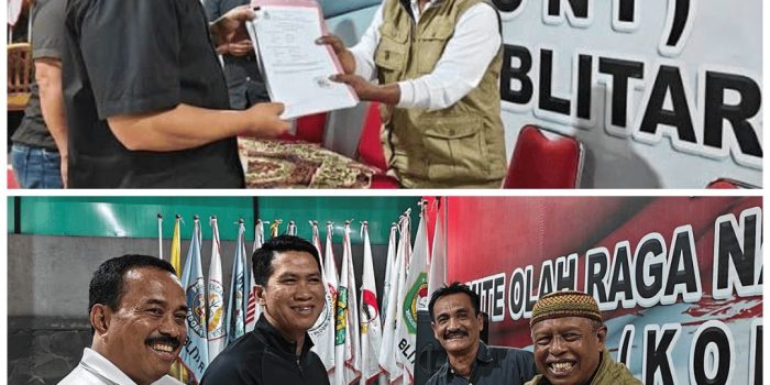 Tony Andreas (atas) dan Smanhudi (bawah) mengembalikan formulir pendaftaran Ketua KONI Kota Blitar.