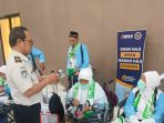 Petugas Imigrasi Surabaya melakukan pemeriksaan dokumen calon jemaah haji di Embarkasi Surabaya guna memastikan proses keberangkatan berjalan aman, tertib, dan sesuai prosedur. (Istimewa)