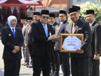 Sekda Gresik Achmad Washil Miftahul Rahman menerima penghargaan yang diserahkan Sekda Jatim Adhy Karyono disaksikan Gubernur Jatim Khofifah Indar Parawansa. Sekda Gresik Achmad Washil Miftahul Rahman menerima penghargaan yang diserahkan Sekda Jatim Adhy Karyono disaksikan Gubernur Jatim Khofifah Indar Parawansa.