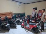 Delapan sepeda motor diamankan dari arena judi sabung ayam di Sangkapura, Gresik.