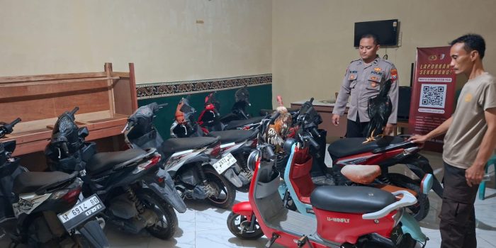 Delapan sepeda motor diamankan dari arena judi sabung ayam di Sangkapura, Gresik.