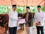 Direktur Utama Petrokimia Gresik Daconi Khotob secara simbolis menyerahkan hewan kurban Idul Adha 1447 Hijriah.