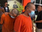 Tersangka FRW dan MZ dikeler di Mapolres Gresik. Tersangka FRW dan MZ dikeler di Mapolres Gresik.