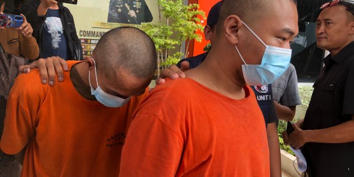 Tersangka FRW dan MZ dikeler di Mapolres Gresik. Tersangka FRW dan MZ dikeler di Mapolres Gresik.