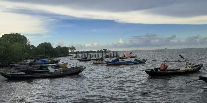 Perahu-perahu nelayan di Mengare, Gresik.