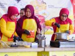 Ketua PKK Kota Pasuruan Suryani Firdaus memasak.