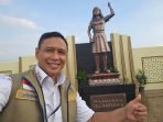 Dirut Bulog Letjen TNI (Purn) Ahmad Rizal Ramdhani saat berada di monumen buruh Patung Marsinah di Nganjuk.