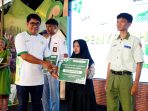 Direktur Utama Petrokimia Gresik Daconi Khotob memberikan beasiswa petani muda.