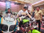 Bupati Sidoarjo Subandi saat melihat kontes modifikasi motor Sidoarjo Jayandaru Vol. 1. (Foto: Achmad Adi Nurcahya)