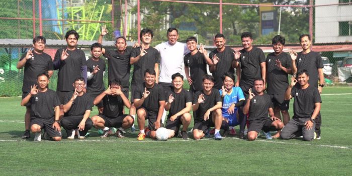 Dirut Bulog Ahmad Rizal Ramdhani (tengah) saat olahraga bersama awak media.