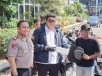 Kapolres Gresik AKBP Ramadhan Nasution bersama Kasat Reskrim AKP Arya Widjaya menyerahkan kembali secara simbolis sepeda motor kepada keluarga korban.
