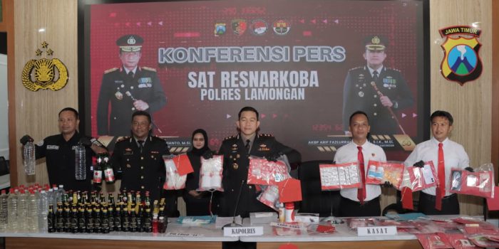 Kapolres Lamongan AKBP Arif Fazlurrahman memimpin konferensi pers.