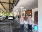 Anggota Polsek Sandubaya tampak melakukan penjagaan di salah satu tempat ibadah umat Kristiani.