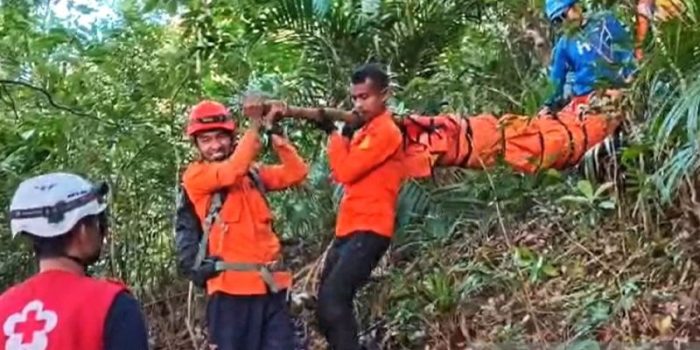 Evakuasi pendaki tersambar petir di Gunung Monrolo.