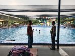Anggota Polsek Menganti Polres Gresik melakukan olah TKP di kolam renang Jati Sewu.