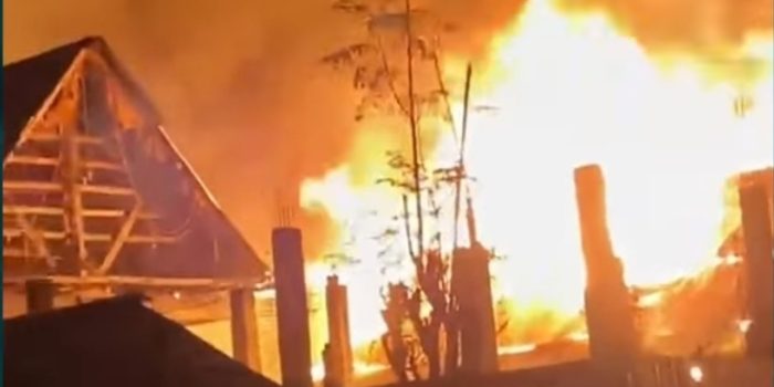 Kebakaran hebat hanguskan 15 rumah di Bima.