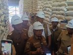 Kunjungan Bupati Blitar Rijanto bersama Bulog. (Calvin Bt)