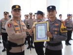 Kapolres Gresik AKBP Ramadhan Nasution menyerahkan penghargaan kepada anggota berprestasi. (Foto: Ist)