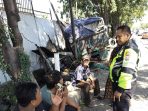 Kondisi dump truk yang menabrak tembok pabrik di Sidoarjo.