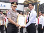 Kapolres Lamongan AKBP Arif Fazlurrahman memberikan penghargaan kepada anggota berprestasi.