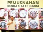 Pemusnahan 14 Jam Tangan Mewah Imitasi Alias Palsu 7 pemusnahan